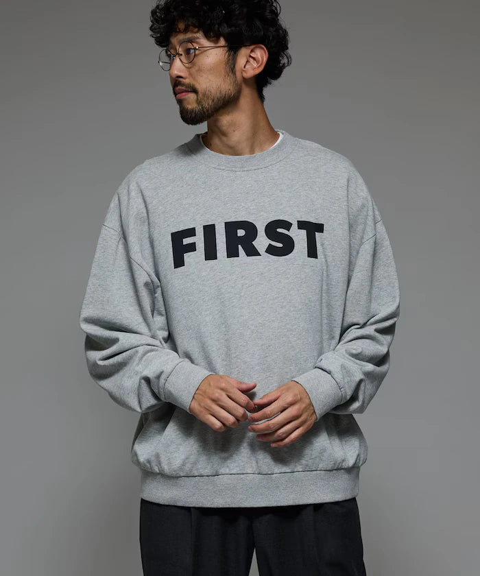 Front Print Crew Neck Sweat FIRST / Relaxed Fit