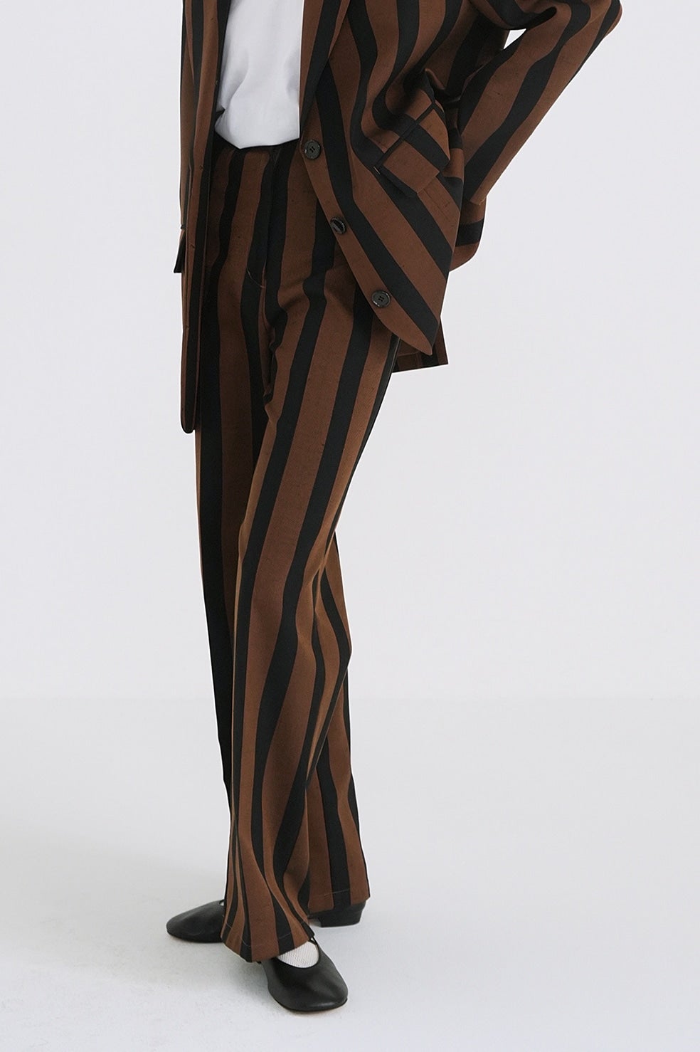 STRIPE CENTER CLEASE STRAIGHT PANTS