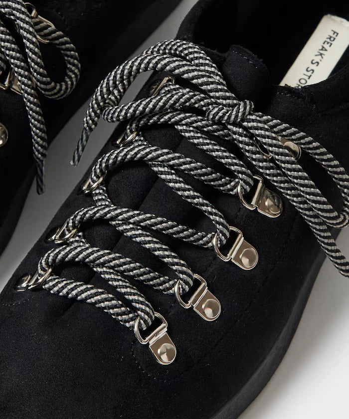 Low-Cut Mountain Design Sneakers