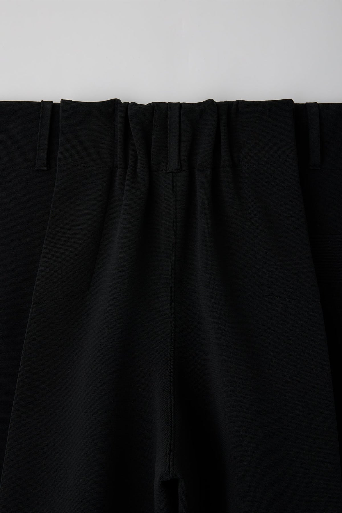MILAN CREASE HALF PANTS