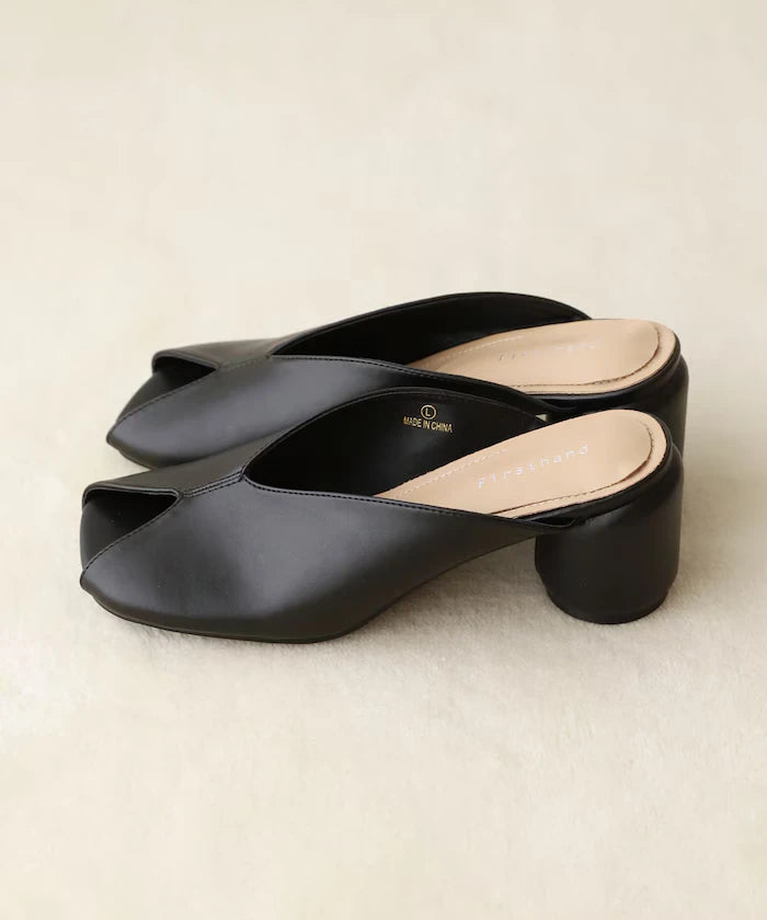 Open-toe slit sandals