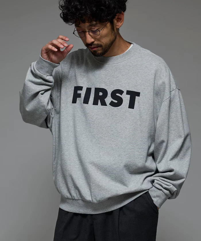 Front Print Crew Neck Sweat FIRST / Relaxed Fit