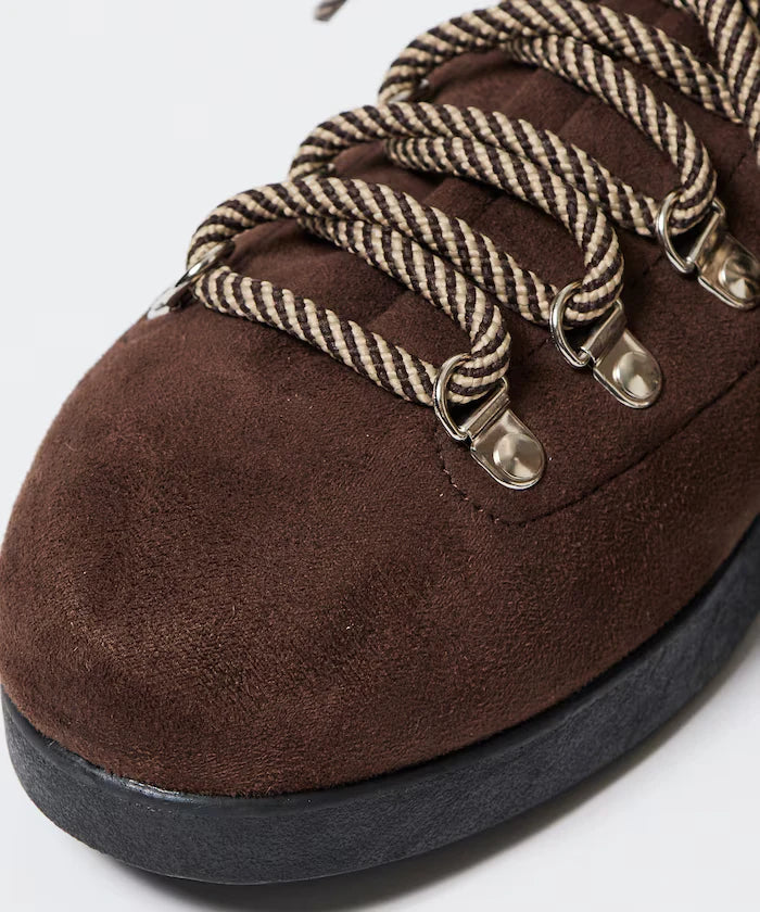 Low-Cut Mountain Design Sneakers