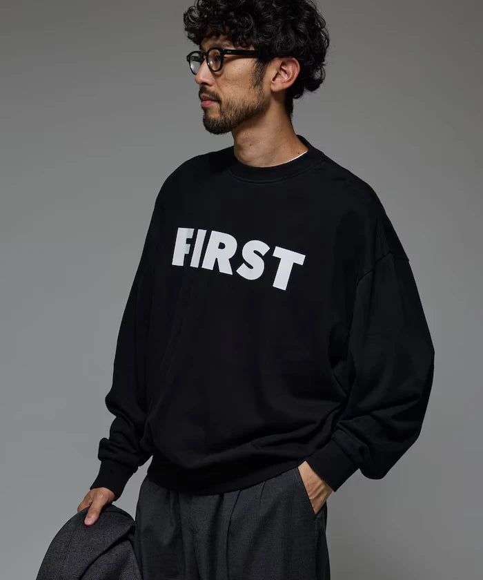 Front Print Crew Neck Sweat FIRST / Relaxed Fit