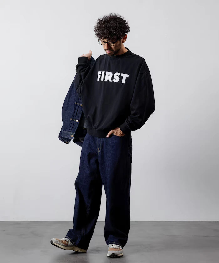 Front Print Crew Neck Sweat FIRST / Relaxed Fit