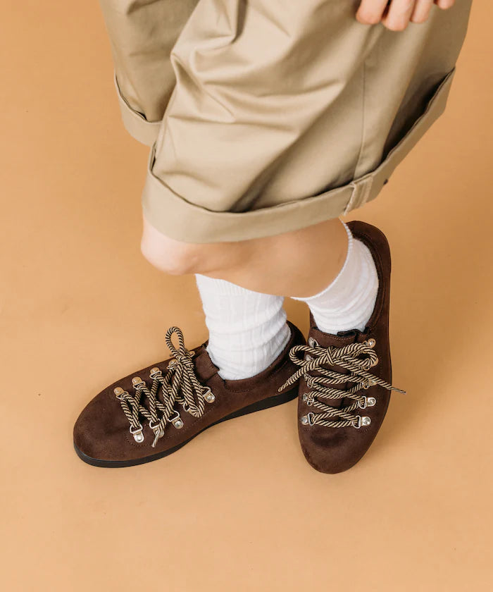 Low-Cut Mountain Design Sneakers