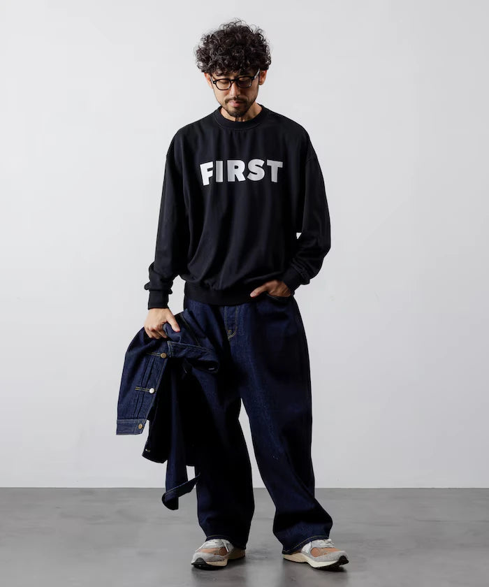 Front Print Crew Neck Sweat FIRST / Relaxed Fit