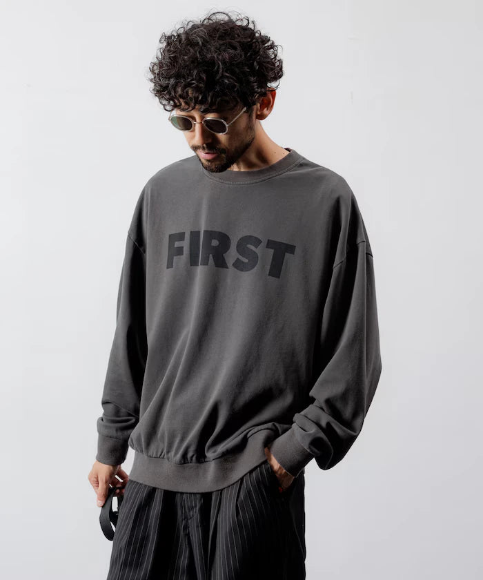 Front Print Crew Neck Sweat FIRST / Relaxed Fit
