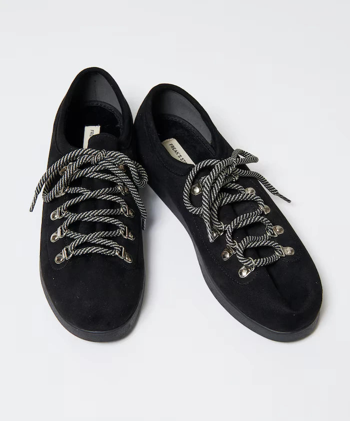Low-Cut Mountain Design Sneakers