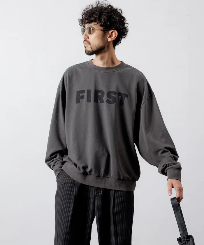 Front Print Crew Neck Sweat FIRST / Relaxed Fit
