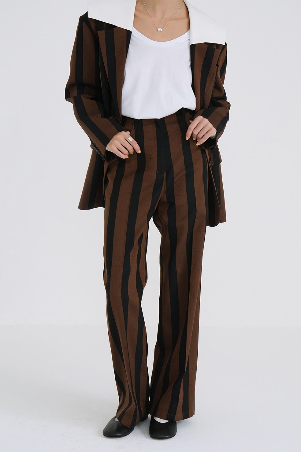 STRIPE CENTER CLEASE STRAIGHT PANTS
