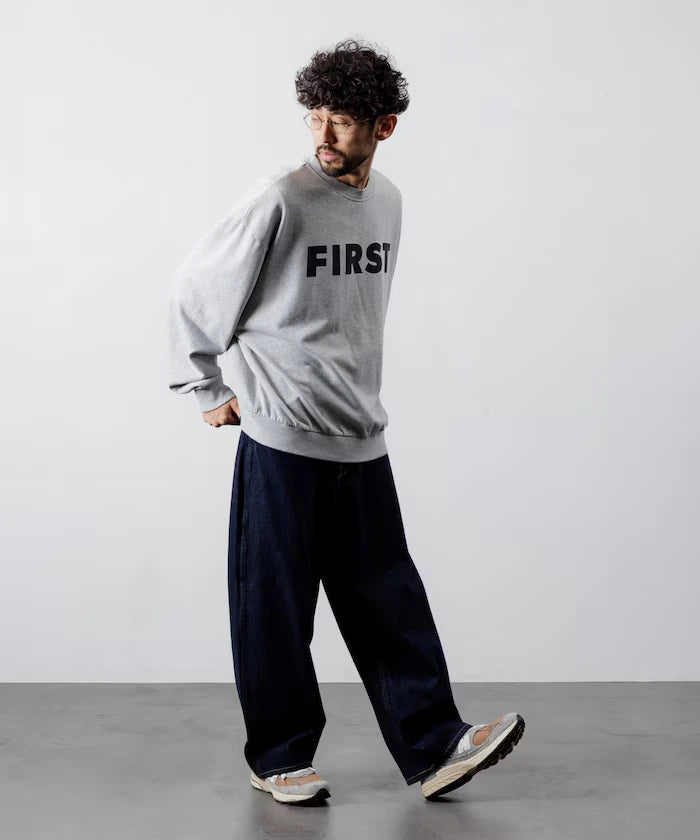 Front Print Crew Neck Sweat FIRST / Relaxed Fit