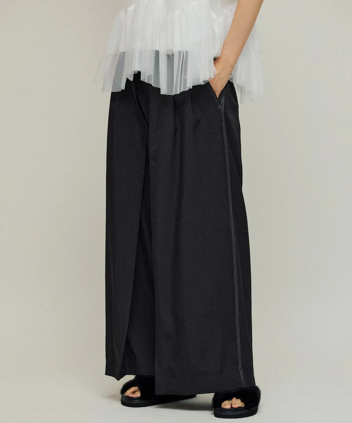 Front Tuck Wide Slack Pants / Loose Silhouette