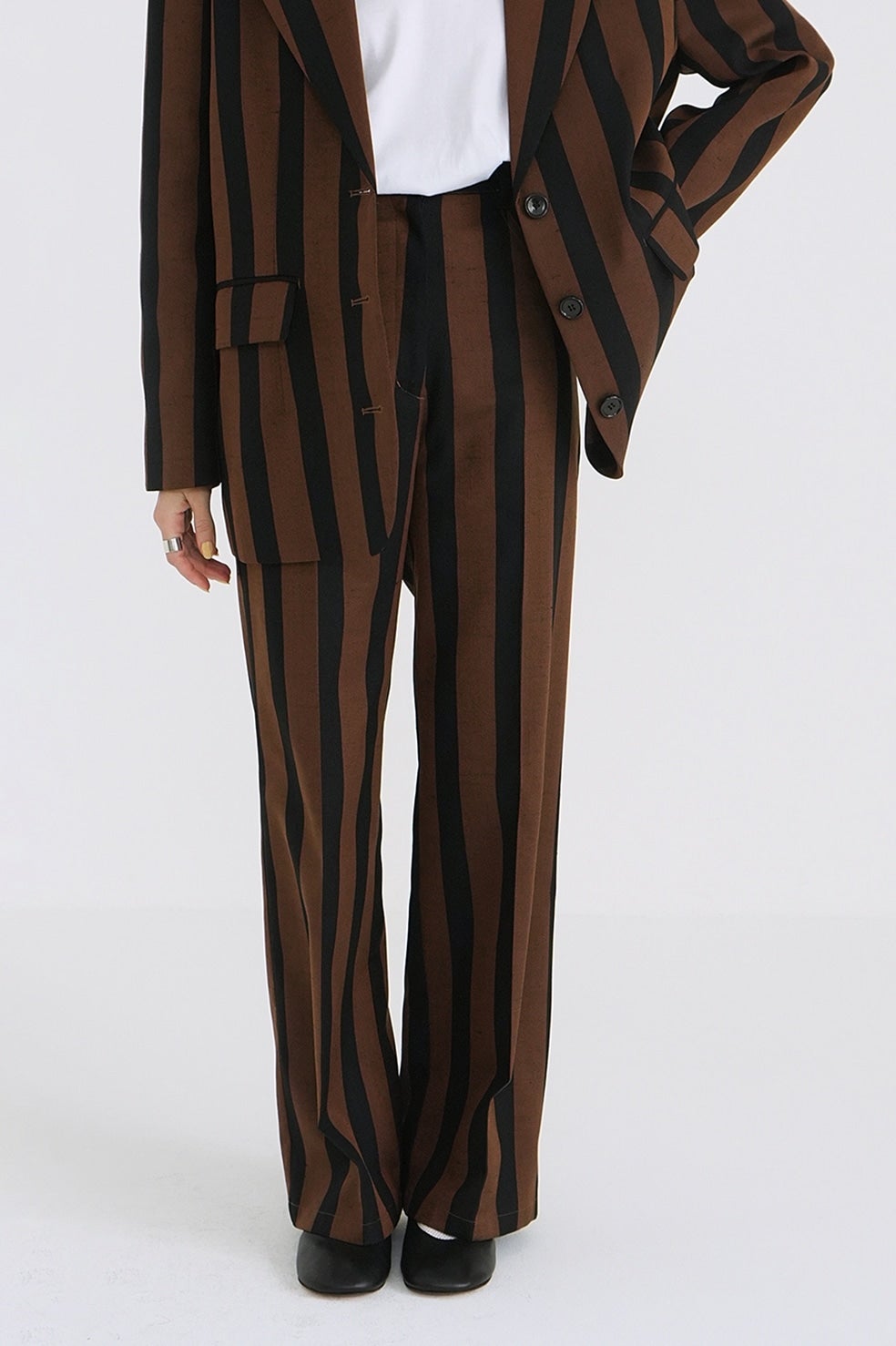STRIPE CENTER CLEASE STRAIGHT PANTS