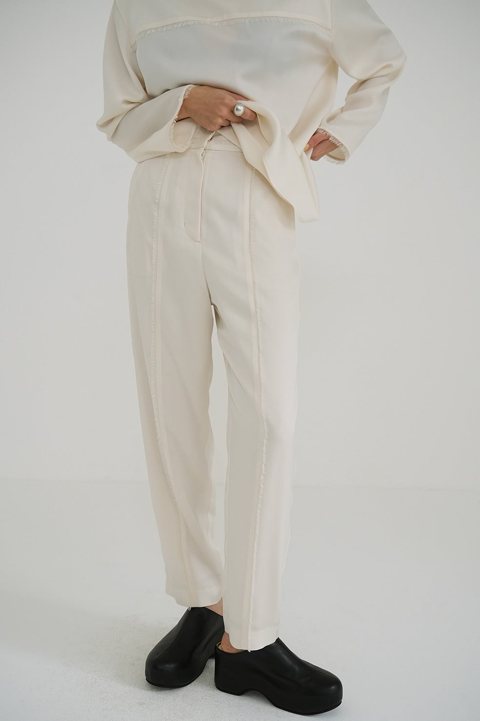FRINGE LINE TAPERED PANTS