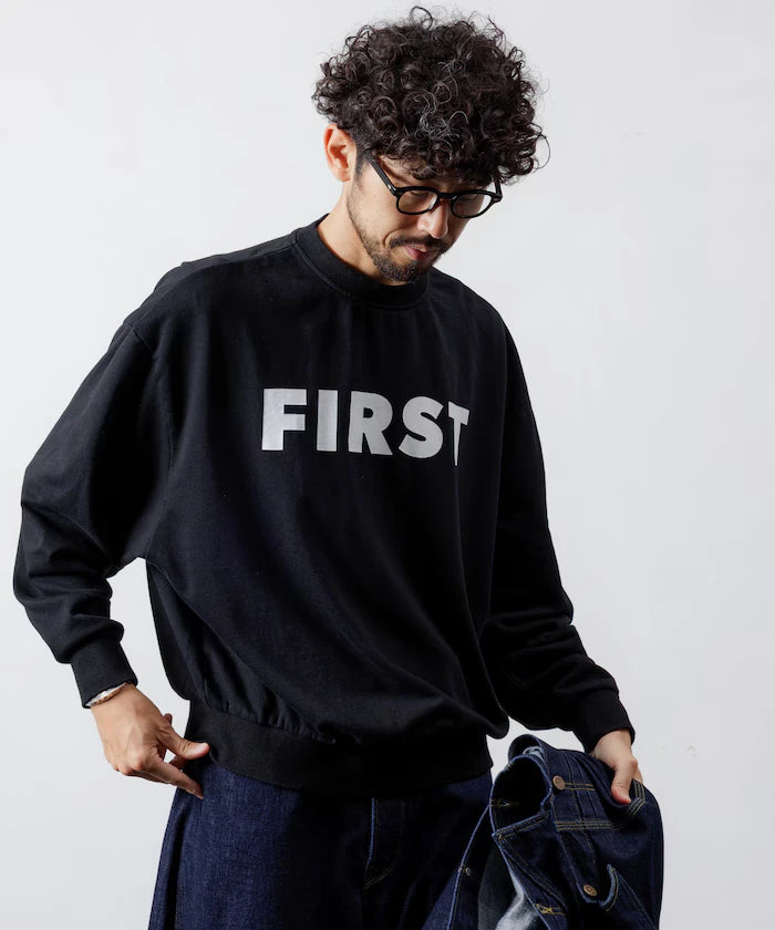 Front Print Crew Neck Sweat FIRST / Relaxed Fit