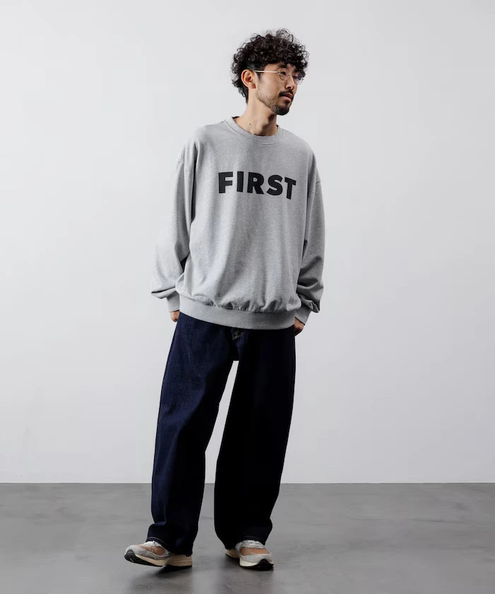 Front Print Crew Neck Sweat FIRST / Relaxed Fit