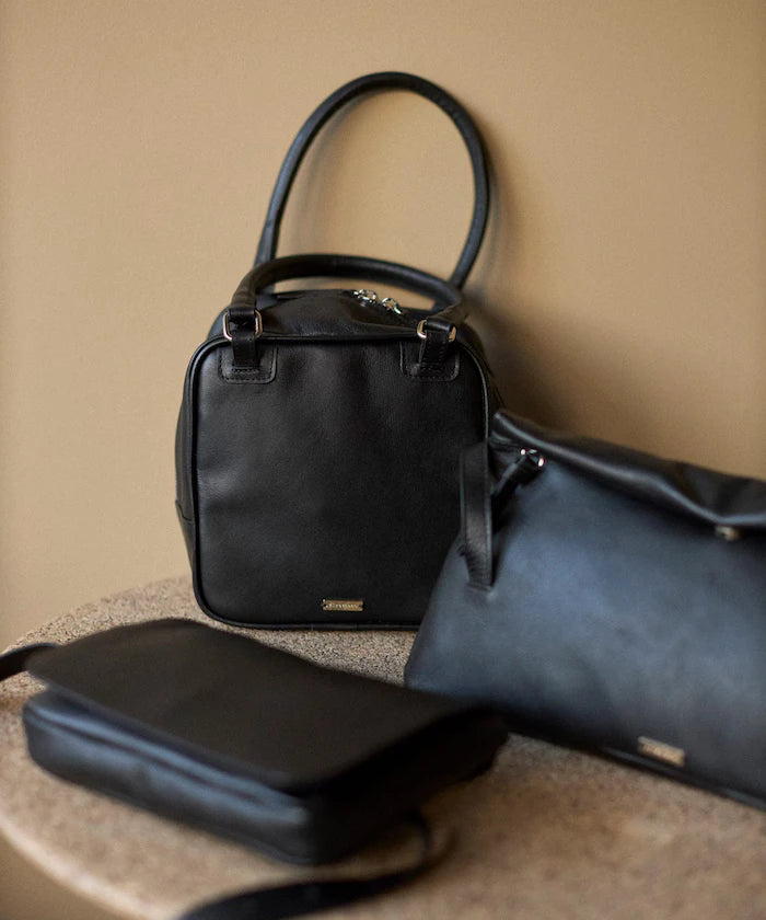 Leather Flap Shoulder Bag / Cowhide / Water-Repellent Leather