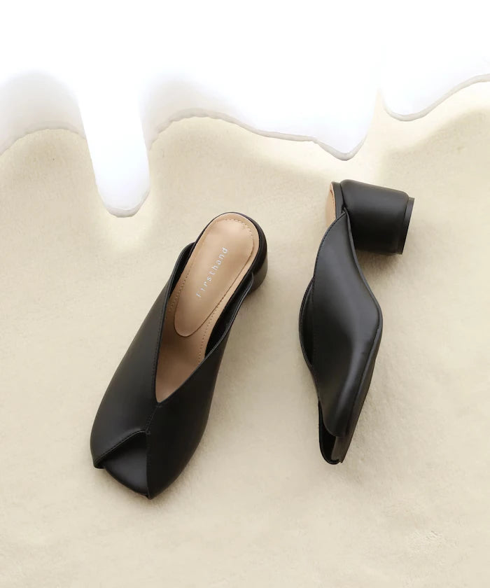 Open-toe slit sandals