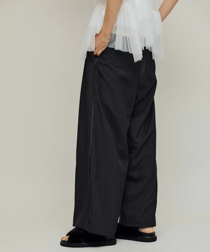 Front Tuck Wide Slack Pants / Loose Silhouette