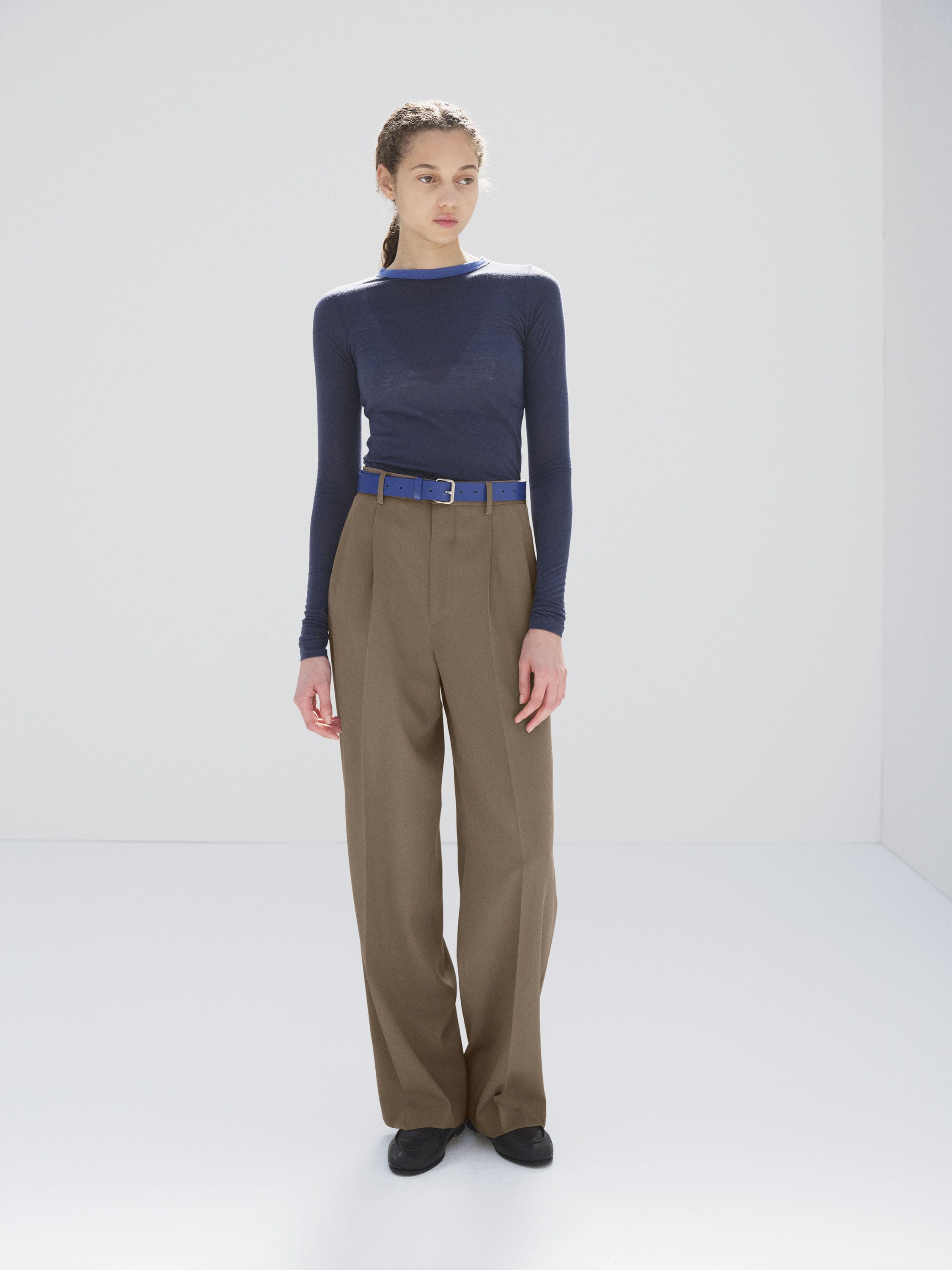 LIGHT WOOL MAX GABARDINE TWO-TUCK SLACKS