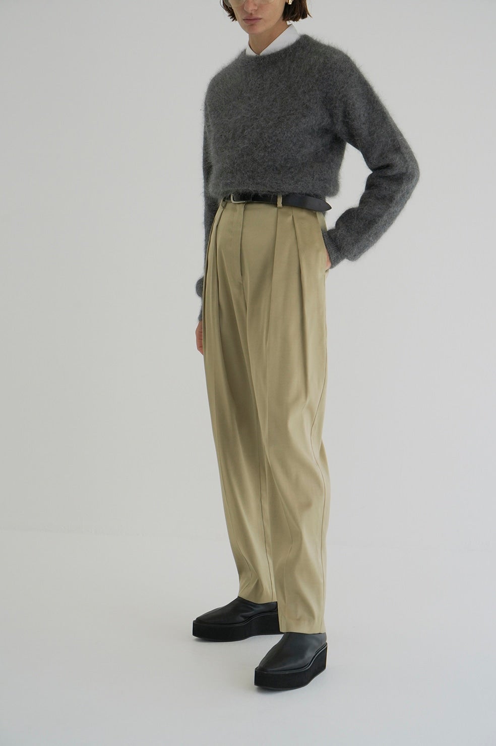 BRIGHT TWILL IN TUCK PANTS