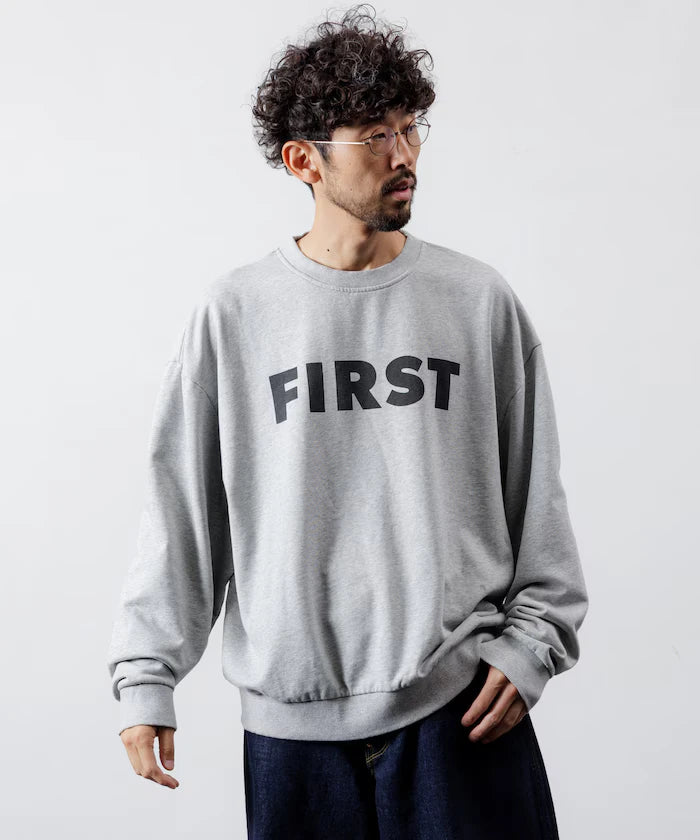 Front Print Crew Neck Sweat FIRST / Relaxed Fit