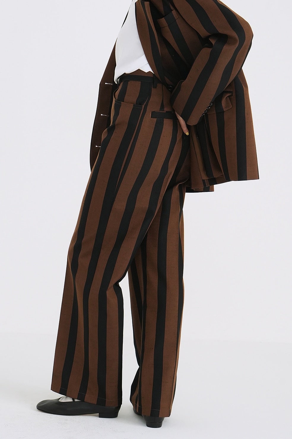 STRIPE CENTER CLEASE STRAIGHT PANTS