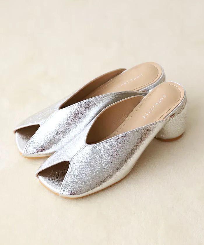 Open-toe slit sandals