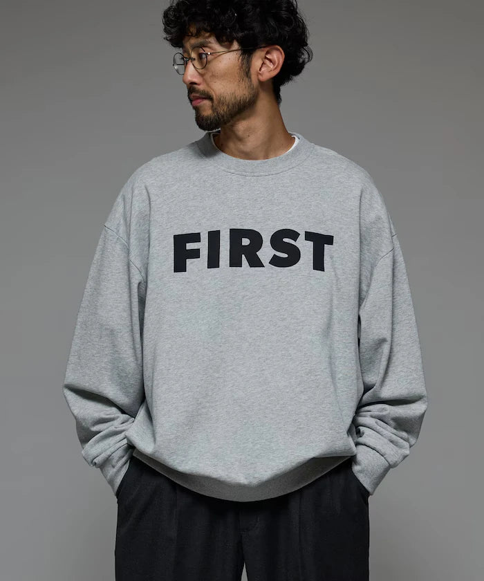 Front Print Crew Neck Sweat FIRST / Relaxed Fit