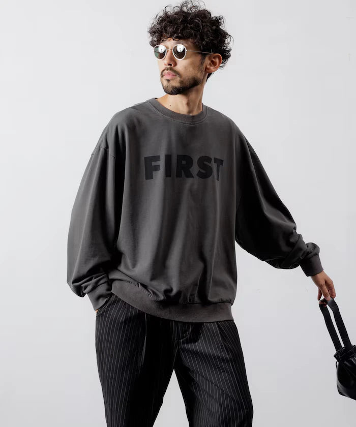 Front Print Crew Neck Sweat FIRST / Relaxed Fit