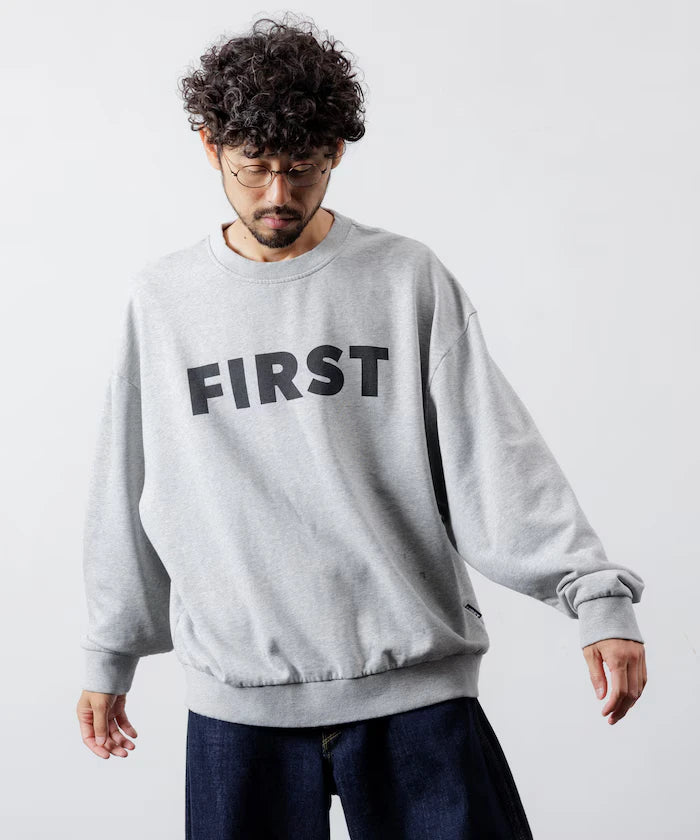 Front Print Crew Neck Sweat FIRST / Relaxed Fit