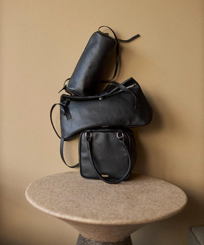 Leather Flap Shoulder Bag / Cowhide / Water-Repellent Leather