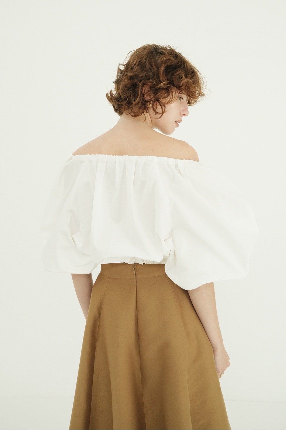 VOLUME SLEEVE CROPPED BLOUSE