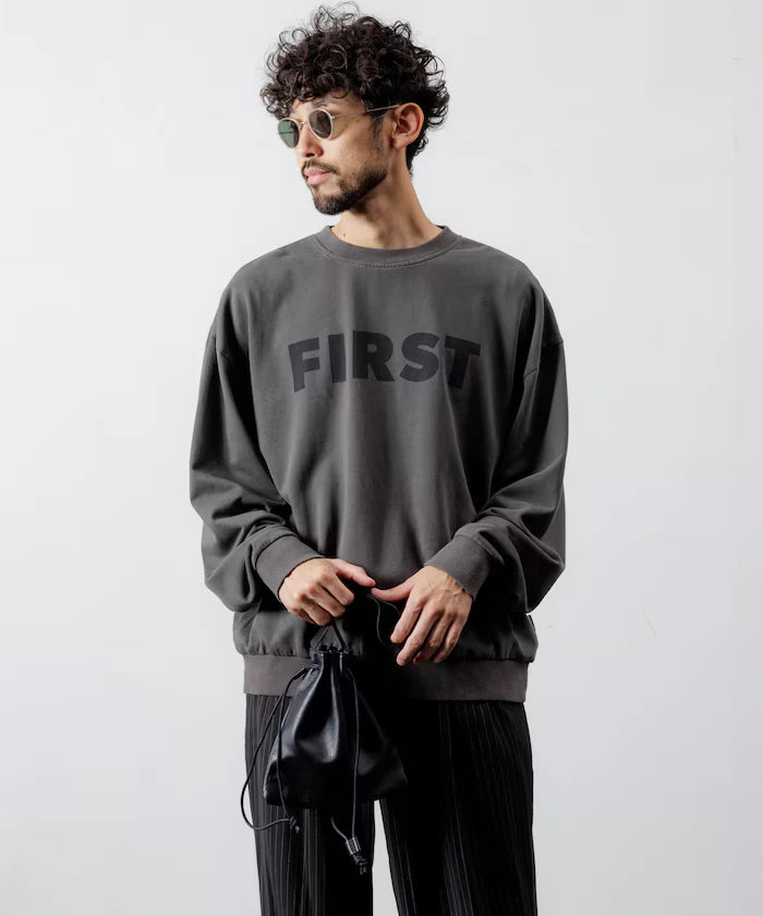 Front Print Crew Neck Sweat FIRST / Relaxed Fit