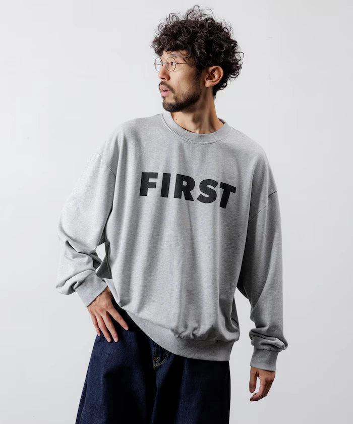 Front Print Crew Neck Sweat FIRST / Relaxed Fit