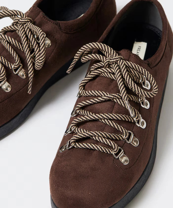 Low-Cut Mountain Design Sneakers