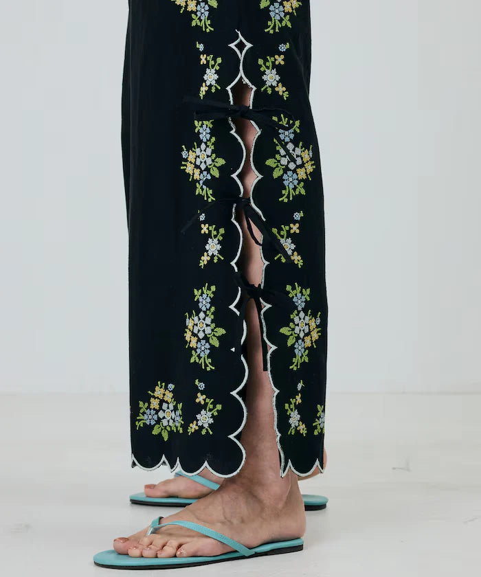 India Scallop Floral Embroidery Pants