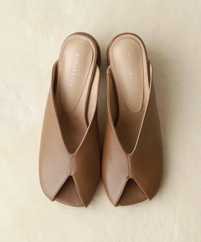 Open-toe slit sandals