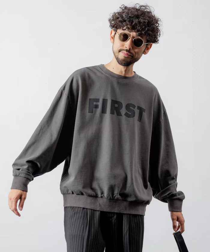 Front Print Crew Neck Sweat FIRST / Relaxed Fit