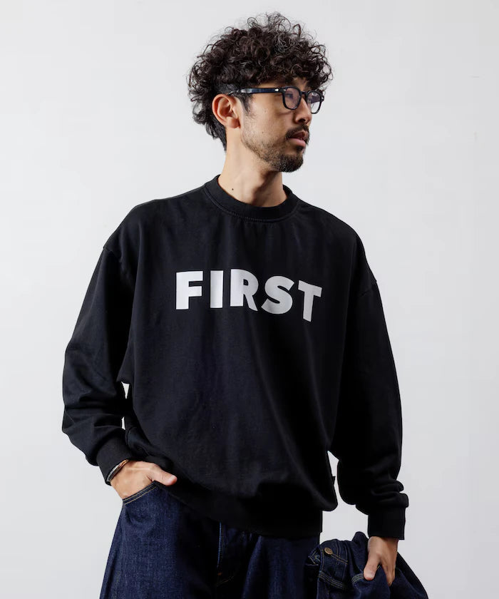 Front Print Crew Neck Sweat FIRST / Relaxed Fit