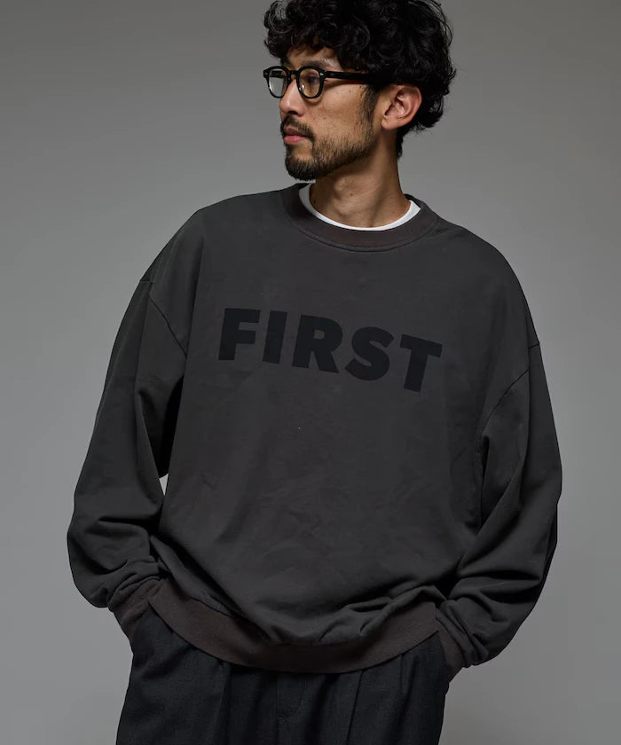 Front Print Crew Neck Sweat FIRST / Relaxed Fit