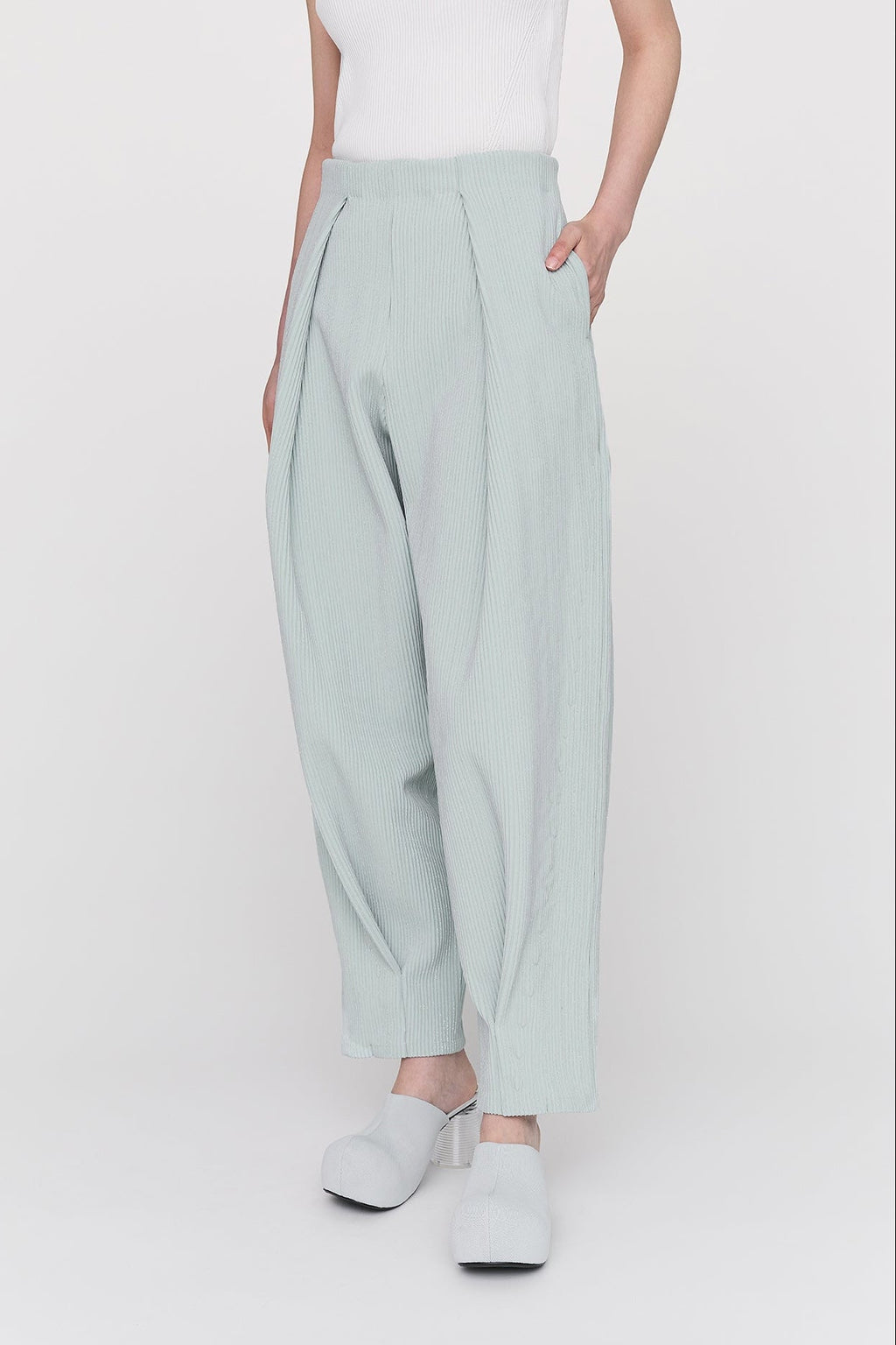 SOFT HYPHA TUCKED PANTS