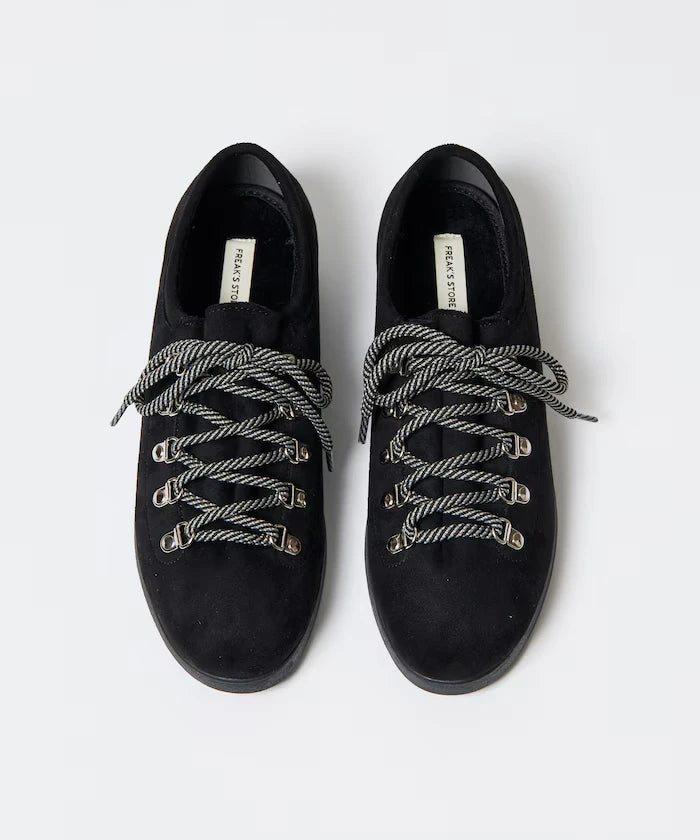 Low-Cut Mountain Design Sneakers