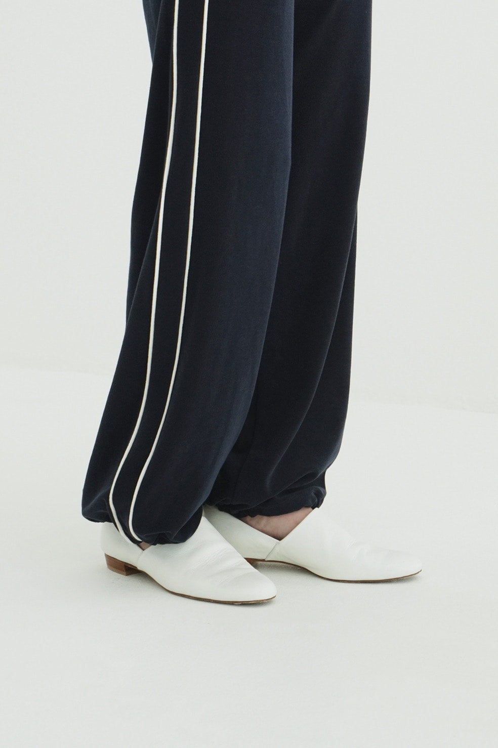SIDE CUT STACKED FLAT SHOES
