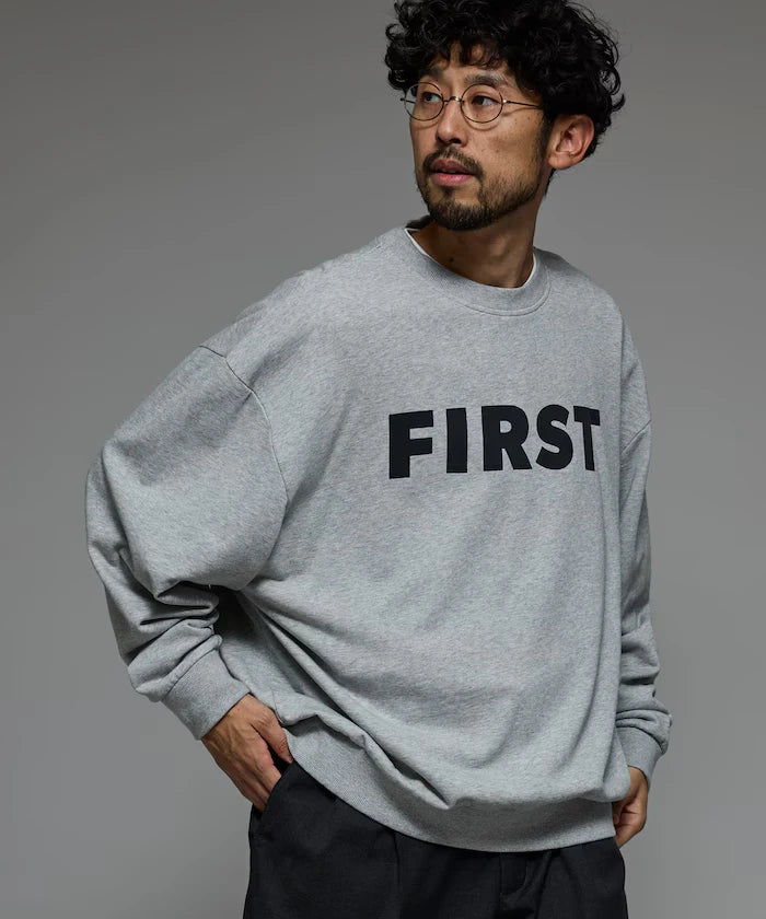 Front Print Crew Neck Sweat FIRST / Relaxed Fit