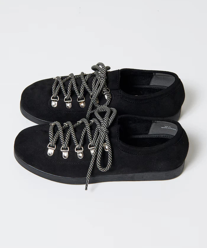 Low-Cut Mountain Design Sneakers