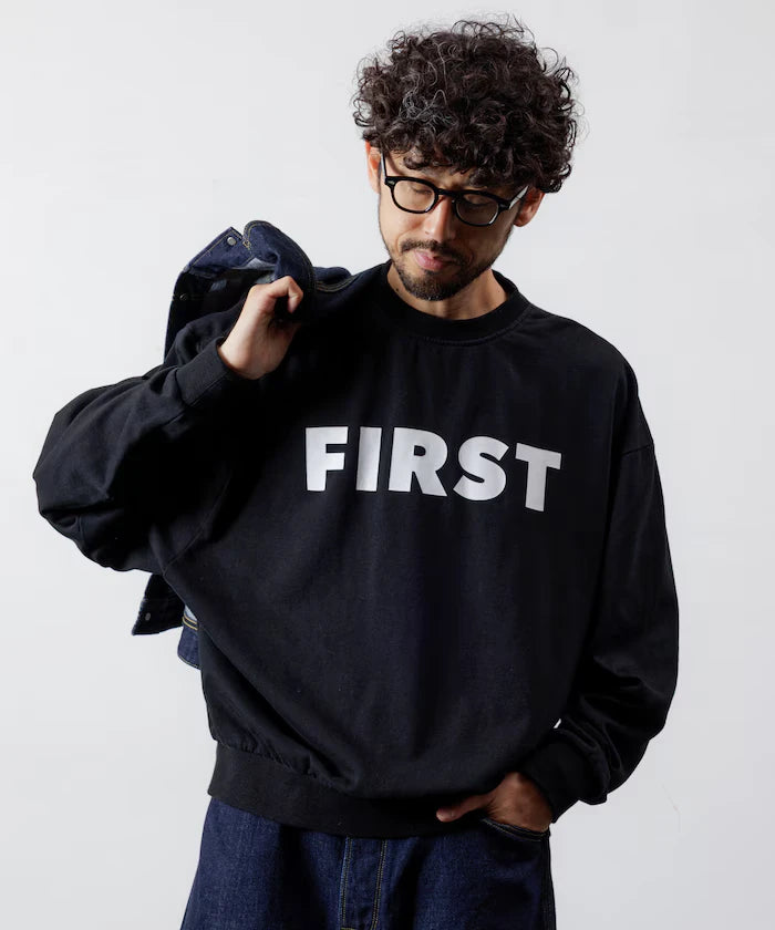 Front Print Crew Neck Sweat FIRST / Relaxed Fit