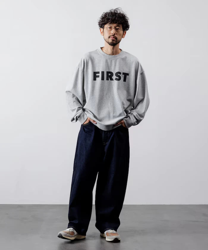 Front Print Crew Neck Sweat FIRST / Relaxed Fit