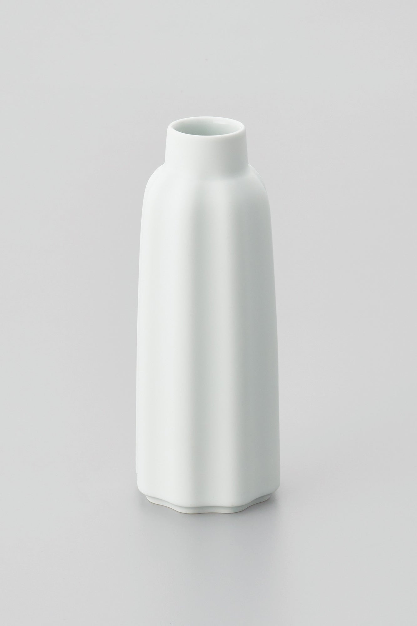 PORCELAIN POTTERY VASE - WHITE